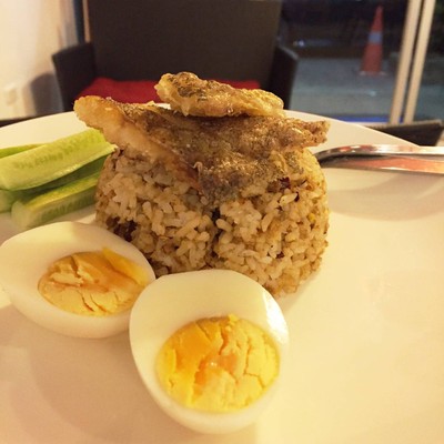 ข้าวคลุกน้ำพริกปลาสลิด