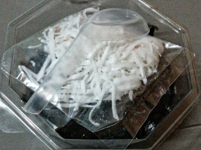 ทางร้านแยกมะพร้าว และ มีช้อนพลาสติกในกล่อง