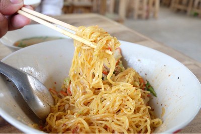 หมี่เหลืองแห้งหมู