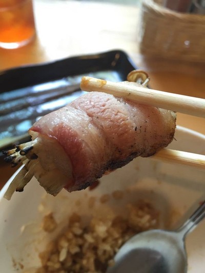 เบคอนพันเห็ดเข็มทองย่างถ่าน