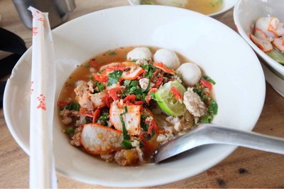 เส้นเล็กต้มยำหมู