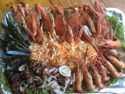 ชุดใหญ่ กุ้ง หอย ปู หมึก พร้อมเสริฟกับนำ้จิ้มซีฟู๊ดรสเด็ด