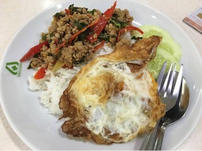 ข้าวกระเพราไข่ดาว