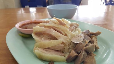 ข้าวมันไก่เนื้อน่องพร้อมเครื่องใน