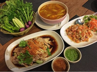 แกงเหลืองอ้อดิบปลากระพง 150, ไก่เบตง 210, แซลมอลจี๊ดจ๊าด 210