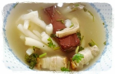 ก๋วยจั๊บใส่ลิ้น กระเพราะ หมูกรอบ เลือด