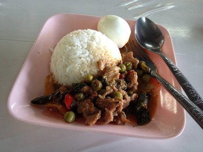 ข้าวราดพะแนงเนื้อไข่ต้ม