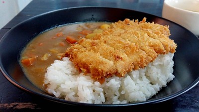 ข้าวแกงกะหรี่หมูทอด