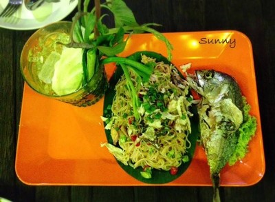 ยำขนมจีนปลาทูทรงเครื่อง