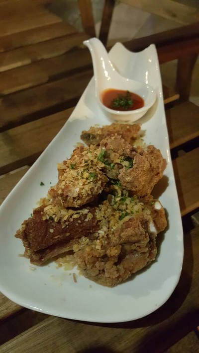 กระดูกหมูทอดกระเทียม