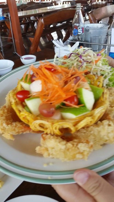 สลัดผลไม้กุ้งทอด