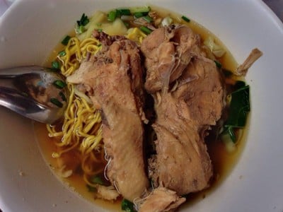 ก๋วยเตี๋ยวไก่วัดจันทร์ (ป้าล้อม)