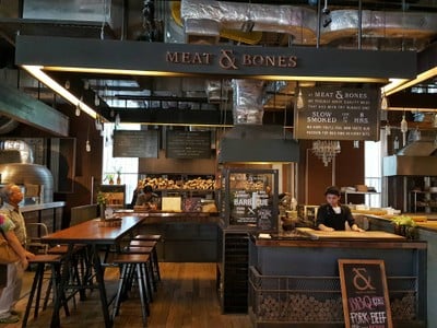บรรยากาศ Meat & Bones The Commons