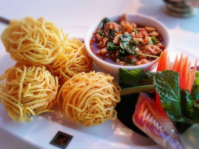 บ้านริมผา