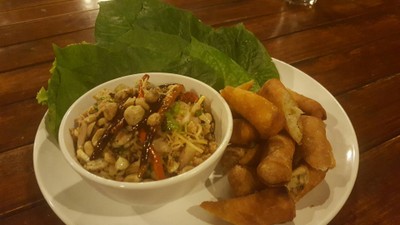 ข้าวห่อยำแหนมสด