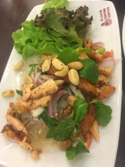 ยำวุ้นเส้นแซลมอนย่าง