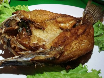 ปลากะพงทอดราดน้ำปลา