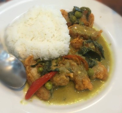 ข้าวไก่ทอดแกงเขียวหวาน