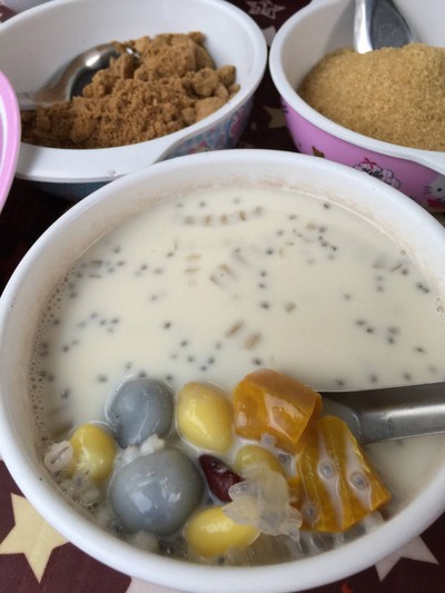 น้ำเต้าหู้ทรงเครื่อง มีน้ำตาลให้ เลือกเติม 2 แบบ