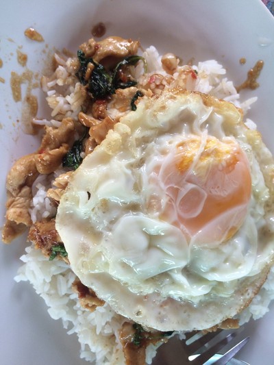 กระเพราไก่ไข่ดาว