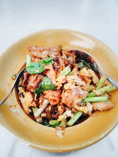 เจ้ซิ้มราดหน้าหม้อดินยอดผัก