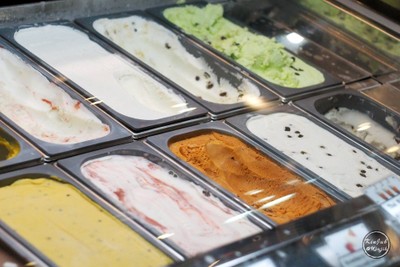 บรรยากาศ ครีมสตูดิโอ คาเฟ่ โทส เครป เย็น บราวนี่ ฟัดจ์ วาฟเฟิล ไอศรีม บิงซู พระราม2