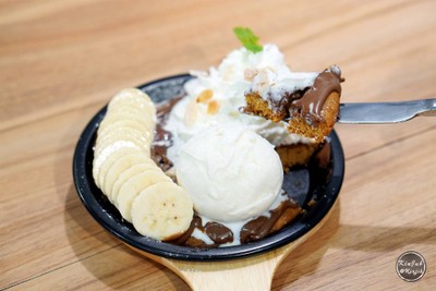 เมนูของร้าน ครีมสตูดิโอ คาเฟ่ โทส เครป เย็น บราวนี่ ฟัดจ์ วาฟเฟิล ไอศรีม บิงซู พระราม2