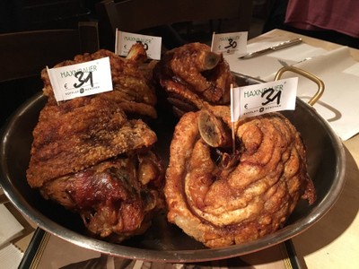 พนักงานนำชิ้นหมูมาให้เลือก ก่อนเอาไปทำร้อน