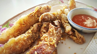 ปลาเนื้ออ่อนทอดกระเทียม