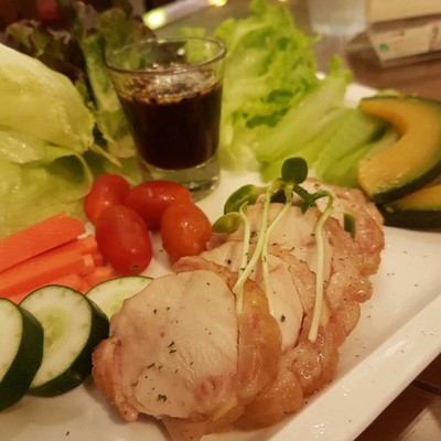 สลัดผักสดกับอกไก่รมควัน