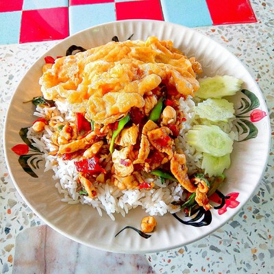 กระเพราไก่ไข่เจียว