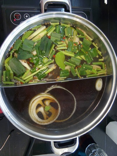 น้ำซุปต้มยำและน้ำซุปดำ