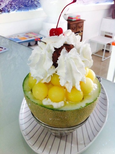 แคนตาลูป บิงซู เกล็ดน้ำแข็งเบานุ่ม  ใส่ท็อปปิ้งด้วยไอศรีมหรือวิปปิ้งครีม ตามชอบ