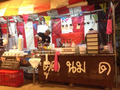 บรรยากาศ ดูดนมสด(ดูดนมวิทยา) ถนนช้างเผือก