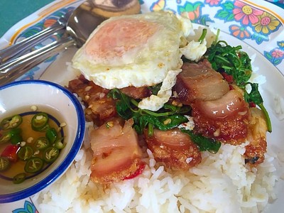 กระเพราหมูกรอบไข่ดาว