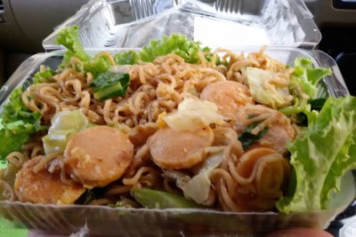 ผัดมาม่าไส้กรอก 39.-