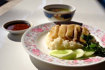 เจ๊น้อยข้าวมันไก่ (ข้าวมันไก่เจ๊น้อย) เจ๊น้อยข้าวมันไก่ (ข้าวมันไก่เจ๊น้อย)