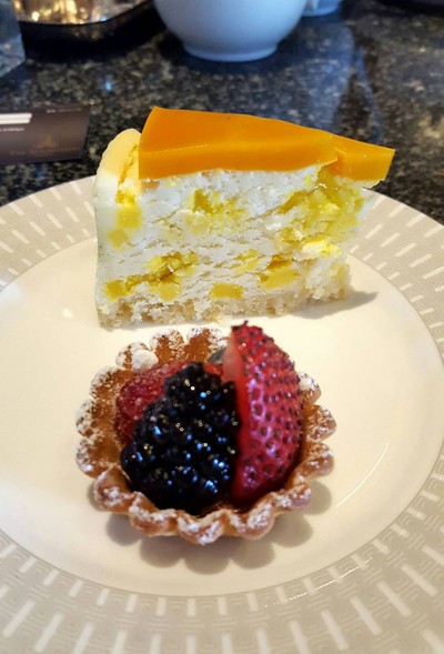 ด้านหลังเป็น Mango Cheesecake