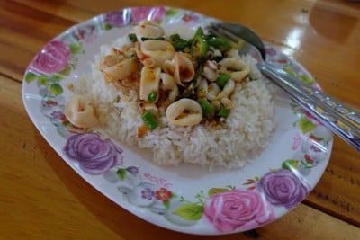 ข้าวผัดกระเพราปลาหมึก