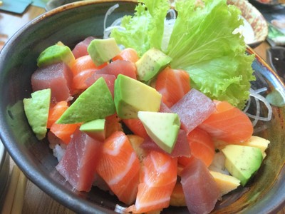 ข้าวหน้าปลาดิบหั่นลูกเต๋า