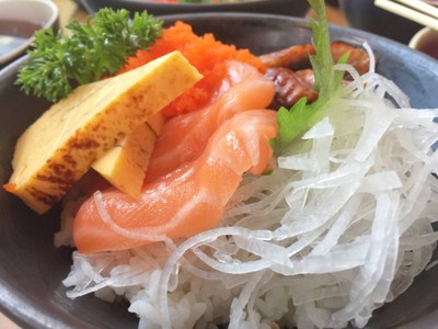 ข้าวหน้าปลาดิบ