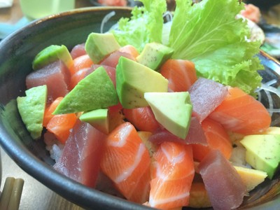 ข้าวหน้าปลาดิบหั่นลูกเต๋า