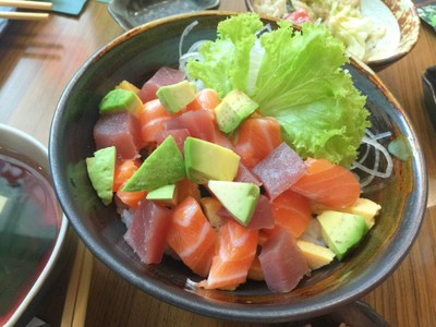 ข้าวหน้าปลาดิบหั่นลูกเต๋า