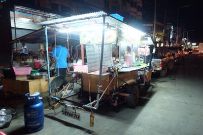 หน้าร้าน บะหมี่เกี๊ยวปู ป้าไก่เดือยทอง