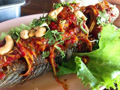 ปลาช่อนทอดยำ