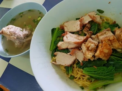 บะหมี่แห้งหมูแดงหมูกรอบ