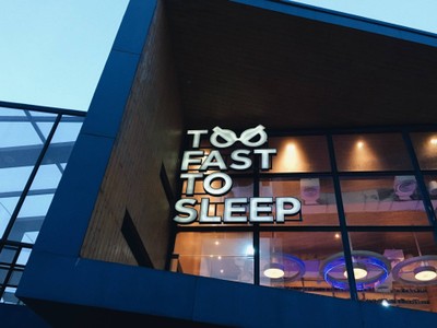 หน้าร้าน Too Fast To Sleep สามย่าน