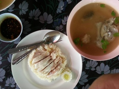 ข้าวมันไก่ เนื้อน่องพิเศษ ไม่หนัง