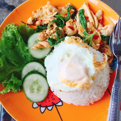 กระเพราไก่ไข่ดาว