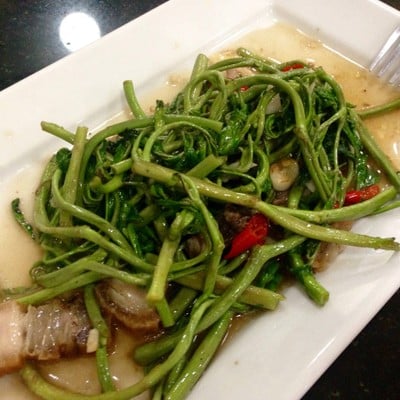 กระเฉดหมูกรอบไฟแดง
